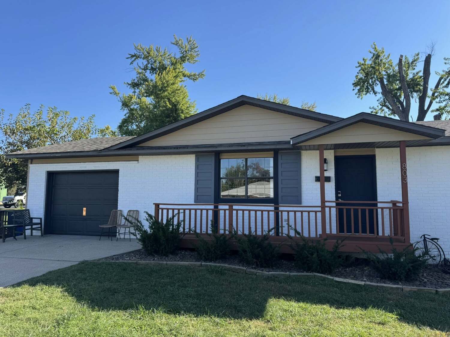 <p>803 NW 2nd, Bentonville, AR</p>